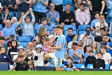 Manchester City 'den Matty Warhurst, Manchester City' nin 10 Mayıs 2024 'te Etihad Stadyumu' nda oynanan FA Gençler Kupası Finali 'nde Manchester City ile Leeds United maçını 4-0 kazanma golünü kutluyor. 