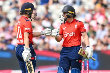 İngiltere 'den Heather Knight ve İngiltere' den Amy Jones, İngiltere 'nin 11 Mayıs 2024' te Edgbaston, Birmingham, Birleşik Krallık 'ta Pakistan' lı kadınlara karşı oynadığı 1. 