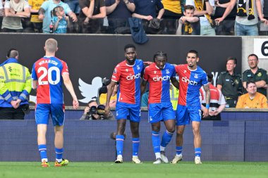Kristal Saray 'dan Eberechi Eze, 11 Mayıs 2024' te İngiltere 'nin Molineux kentinde oynanan Premier Lig karşılaşmasında 1-3 Crystal Palace' a katılma hedefini kutluyor. 