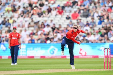 İngiltere 'den Charlie Dean, 11 Mayıs 2024' te İngiltere 'nin Pakistan' a karşı Edgbaston, Birmingham 'da oynanan 1. 