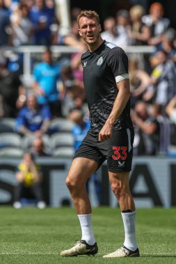 Newcastle United 'dan Dan Burn, Premier League maçı Newcastle United ile Brighton ve Hove Albion arasındaki maç öncesi ısınma maçında St. James' s Park, Newcastle, İngiltere, 11 Mayıs 2024 