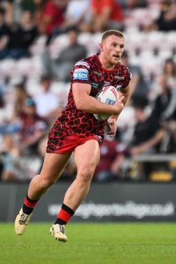 Leigh Leopards 'dan Jack Hughes, 10 Mayıs 2024' te Leigh Spor Köyü 'nde oynanan Betfred Süper Lig 11. Raundunda Leigh Leopards - Salford Red Devils maçında ilk hamlesini yaptı. 