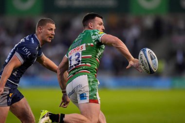 Leicester Tigers 'ın merkezi Matt Scott Gallagher Premiership maçında Salford Community Stadyumu, Eccles, İngiltere' de 10 Mayıs 2024 'te oynanan Sale Sharks - Leicester Tigers maçında topu indiriyor. 