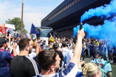 West Bromwich Albion taraftarları, 12 Mayıs 2024 'te İngiltere' nin Hawthorns kentinde oynanan ve Batı Bromwich-Southampton maçında yarı final yarı final yarı final yarı final karşılaşması öncesinde takım koçuna hoş geldin diyor. 