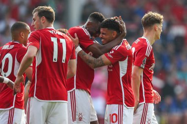 Nottingham Ormanı 'ndan Willy Boly, İngiltere' nin Nottingham şehrinde oynanan Premier Lig maçı Nottingham Forest 'a karşı Chelsea maçında 1-1' lik galibiyetini kutluyor.