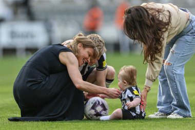 Amanda Staveley, Premier Lig maçı Newcastle United - Brighton ve Hove Albion maçlarında Newcastle Uniteds takımından Anthony Gordon ile 11 Mayıs 2024 'te St. James' s Park, Newcastle 'da konuşmak için çömeldi. 