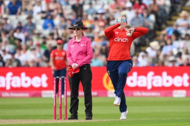 İngiltere 'den Sophie Ecclestone, 11 Mayıs 2024' te İngiltere 'nin Edgbaston, Birmingham, Birleşik Krallık' ta kadınlara karşı oynadığı 1. 