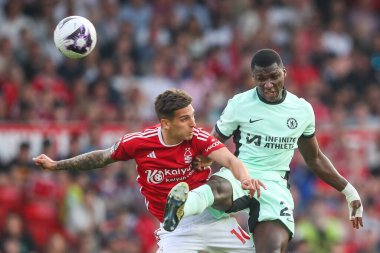 Nottingham Ormanından Nicols Domnguez ve Chelsea 'den Moiss Caicedo Premier Lig karşılaşmasında top için mücadele ettiler Nottingham Forest Chelsea' ye karşı City Ground, Nottingham, İngiltere, 11 Mayıs 2024