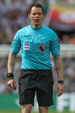 Hakem Darren England Premier Lig karşılaşmasında Newcastle United ve Hove Albion St. James 's Park, Newcastle, İngiltere, 11 Mayıs 2024 