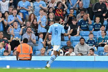 Manchester City 'den Stephen Mfuni, Manchester City' nin 10 Mayıs 2024 'te Etihad Stadyumu' nda oynanan FA Gençler Kupası Finali 'nde Manchester City ile Leeds United maçını 3-0 kazanma golünü kutluyor. 