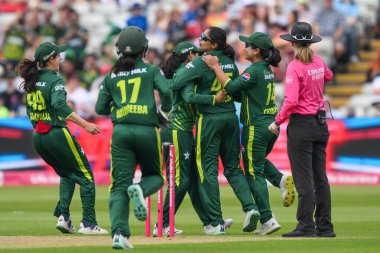 Pakistanlı Gull Feroza, İngiltere 'den Danielle Wyatt' ın 11 Mayıs 2024 'te İngiltere' nin Edgbaston, Birmingham kentinde oynanan 1. 