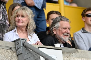 Led Zeppelin üyesi Robert Plant, Premier Lig maçı sırasında Wolverhampton Wanderers, Molineux, Wolverhampton 'daki Crystal Palace' a karşı, 11 Mayıs 2024 