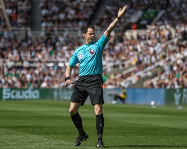 Hakem Darren England, İngiltere 'nin Newcastle şehrinde 11 Mayıs 2024' te oynanan Premier League maçı sırasında Newcastle United ve Hove Albion maçında Newcastle 'a köşe verdi. 