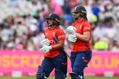 İngiltere 'den Danielle Gibson ve İngiltere' den Sophie Ecclestone, İngiltere 'nin Birinci T20 Uluslararası Maçı' nın sonunda Edgbaston, Birmingham, Birleşik Krallık 'ta İngiliz kadınlara karşı oynanan Pakistan maçında sahadan ayrıldılar. 