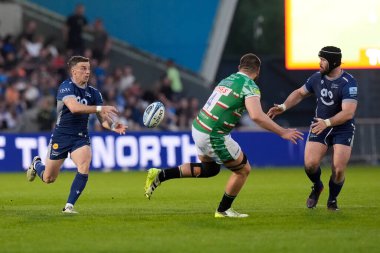 İndirimli Sharks yarı yarıya pas veriyor George Ford Gallagher Premiership maçında Satış Köpekbalıkları Leicester Tigers 'a karşı Salford Community Stadyumu, Eccles, Birleşik Krallık, 10 Mayıs 2024' te Bevan Rodd 'a pas veriyor. 