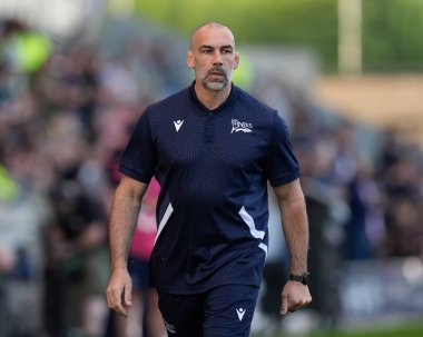 Rugby Köpek Balığı Rugby Direktörü Alex Sanderson Gallagher Premiership maçından önce Salford Community Stadyumu, Eccles, İngiltere 'de Sale Sharks vs Leicester Tigers maçında oyuncularının ısınmasını izliyor. 