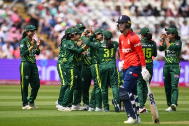 Pakistan 'dan Muneba Ali, İngiltere 1. T20 Uluslararası karşılaşmasında İngiltere' den Freya Kemp 'in elenmesini Edgbaston, Birmingham, İngiltere' den 11 Mayıs 2024 'te Pakistan' lı kadınlara karşı oynadığı maçı kutluyor. 