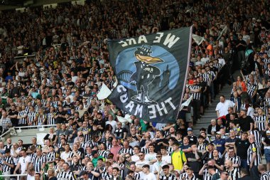 Newcastle taraftarları Premier Lig karşılaşmasında dergi bayrağıyız. Newcastle United, Brighton ve Hove Albion 'a karşı. St. James' s Park, Newcastle, İngiltere, 11 Mayıs 2024 