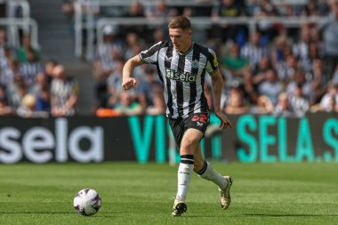 Newcastle United takımından Elliot Anderson, Premier Lig maçında pas veriyor. Newcastle United ve Hove Albion, St. James 's Park, Newcastle, 11 Mayıs 2024' te karşı karşıya geliyor. 