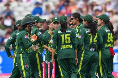 Pakistanlı Gull Feroza, İngiltere 'den Danielle Wyatt' ın 11 Mayıs 2024 'te İngiltere' nin Edgbaston, Birmingham kentinde oynanan 1. 