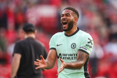 Chelsea takımlarından Reece James, Nottingham Forest 'ın Chelsea' ye karşı oynadığı Premier Lig maçını 11 Mayıs 2024 'te Nottingham, İngiltere' de kazanmasını kutluyor.