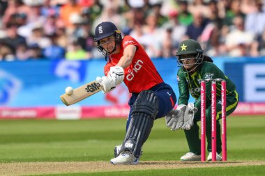 İngiltere 'den Amy Jones topu süpürüyor ama Pakistanlı Natalia Parvaiz tarafından yakalanıyor. Bu Sadia Iqbal (Pakistanlı bu Sadia Iqbal) 1. 