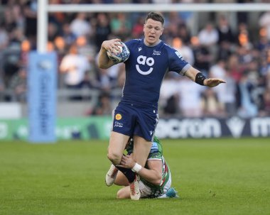 Leicester Tigers kanadı Ollie Hassell-Collins, Gallagher Premiership maçında Satılık Köpekbalıkları Leicester Tigers 'a karşı Salford Community Stadyumu, Eccles, Birleşik Krallık, 10 Mayıs 2024' te oynanan Satış Turnuvası 'nda Sam James' e karşı top sürüyor. 