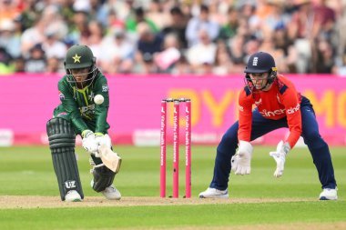 Pakistanlı Muneba Ali, İngiltere 'nin 11 Mayıs 2024' te Edgbaston, Birmingham, Birleşik Krallık 'ta Pakistan' lı kadınlara karşı oynadığı 1. 
