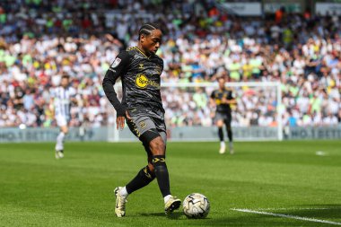 Southampton 'dan Kyle Walker-Peters, 12 Mayıs 2024' te İngiltere 'nin Hawthorns kentinde oynanan ve Batı Bromwich-Southampton maçında yarı final yarı final yarı final yarı final karşılaşmasında topu çaprazlıyor. 