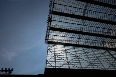 Premier Lig maçı sırasında St. James 's Park' ın cam çatısından güneş parlıyor. Newcastle United, Brighton ve Hove Albion 'a karşı. St. James' s Park, Newcastle, 11 Mayıs 2024 