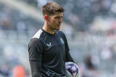 Newcastle United takımından Nick Pope, Premier League maçı Newcastle United ile Brighton ve Hove Albion arasındaki maç öncesi ısınma maçında 11 Mayıs 2024 'te St. James' s Park, Newcastle, İngiltere 'de 