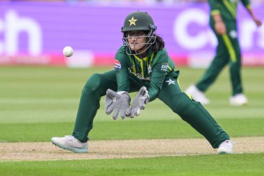 Pakistanlı Muneba Ali, İngiltere 'nin 11 Mayıs 2024' te Edgbaston, Birmingham, Birleşik Krallık 'ta Pakistan' lı kadınlara karşı oynadığı 1.