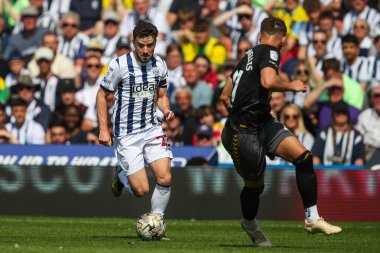 West Bromwich Albion takımından Mikey Johnston, 12 Mayıs 2024 'te İngiltere' nin başkenti West Bromwich 'te oynanan ve Batı Bromwich-Southampton' a karşı oynanan yarı final play-off First Leg maçında topu aldı. 