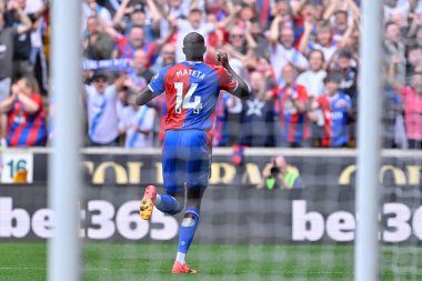 Kristal Saray 'dan Jean-Philippe Mateta, Premier Lig maçı sırasında Wolverhampton, Wolineux, Wolverhampton, İngiltere' deki Crystal Palace maçında 0-2 Crystal Palace 'a girme hedefini kutluyor. 