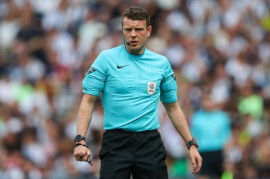 Hakem Samuel Barrott, Gök İddia Şampiyonası Play-off İlk-Final maçı sırasında West Bromwich Albion Southampton 'a karşı The Hawthorns, West Bromwich, İngiltere, 12 Mayıs 2024 