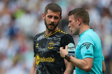 Southampton 'dan Jack Stephens, 12 Mayıs 2024' te İngiltere 'nin West Bromwich, West Bromwich, İngiltere' deki The Hawthorns maçında yarı final yarı final ilk bacak maçı sırasında hakem Samuel Barrott ile görüştü. 