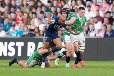 Satış köpekbalığı kanadı Tom O 'Flaherty Leicester Tigers' ı geçti Gallagher Premiership maçı sırasında Salford Community Stadyumu, Eccles, Birleşik Krallık 'ta Sale Sharks vs Leicester Tigers maçında George Martin' i kilitledi. 