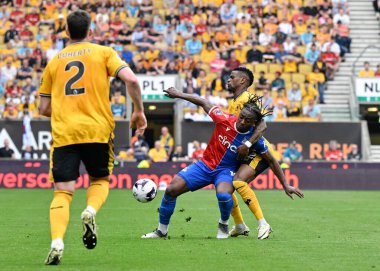 Kristal Saray 'dan Eberechi Eze ve Wolverhampton Wanderers' dan Nelson Semedo, Premier League karşılaşmasında Wolverhampton Wanderers, Molineux, Wolverhampton, İngiltere 'de Crystal Palace' a karşı, 11 Mayıs 2024 'te oynanan karşılaşmada, 