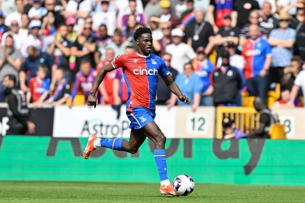 Kristal Saray 'dan Naouirou Ahamada, Premier Lig karşılaşması sırasında Wolverhampton Wanderers, Molineux, Wolverhampton, İngiltere' deki Crystal Palace 'a karşı 11 Mayıs 2024' te topla ilerliyor. 