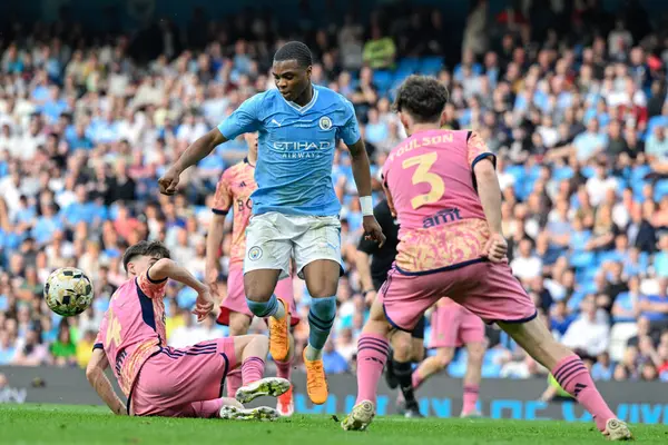 Manchester City 'den Farid Alfa-Ruprecht, 10 Mayıs 2024' te Etihad Stadyumu 'nda oynanan FA Gençlik Kupası Finali karşılaşmasında Leeds United takımından Charlie Crew tarafından yenildi. 