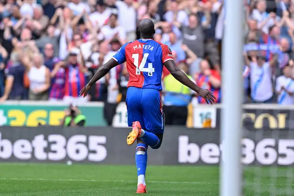 Kristal Saray 'dan Jean-Philippe Mateta, Premier Lig maçında Wolverhampton Wanderers, Molineux, Wolverhampton, Birleşik Krallık' ta 11 Mayıs 2024 'te Crystal Palace' a karşı oynayacağı maçı 0-2 kazanma hedefini kutluyor. 