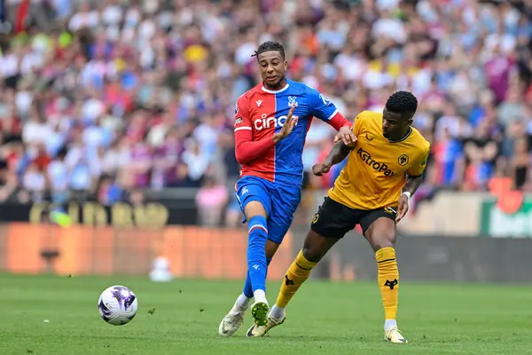 Wolverhampton Wanderers takımından Nelson Semedo, Crystal Palace 'dan Michael Olise' i Premier League maçında Molineux, Wolverhampton, İngiltere 'deki Wolverhampton-Crystal Palace maçında yendi.  