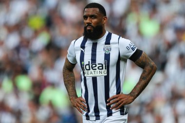 Batı Bromwich Albion takımından Yann M 'Vila 12 Mayıs 2024' te İngiltere 'nin Hawthorns kentinde oynanan yarı final yarı final maçında West Bromwich Albion Southampton' a karşı. 