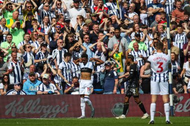 West Bromwich Albion takımından Grady Diangana, 12 Mayıs 2024 'te İngiltere' nin West Bromwich, West Bromwich, İngiltere 'de oynanan The Hawthorns-West Bromwich-Southampton maçında yarı final yarı final play-off karşılaşmasında kaçırılan bir şansa tepki gösterdi. 