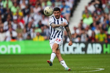 West Bromwich Albion takımından Alex Mowatt, 12 Mayıs 2024 'te İngiltere' nin başkenti West Bromwich 'te oynanan yarı final yarı final ilk bacak maçında pas veriyor. 