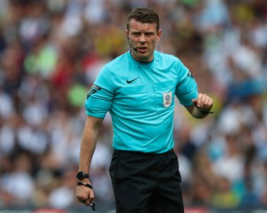 Hakem Samuel Barrott, Gök İddia Şampiyonası Play-off İlk-Final maçı sırasında West Bromwich Albion Southampton 'a karşı The Hawthorns, West Bromwich, İngiltere, 12 Mayıs 2024 