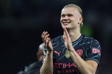 Manchester City 'den Erling Haaland, Premier League maçından sonra Tottenham Hotspur Manchester City' ye karşı Tottenham Hotspur Stadyumu, Londra, Birleşik Krallık 'ta 14 Mayıs 2024' te oynanan maçta seyircileri alkışlarken gülümsüyor. 