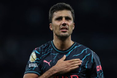 Manchester City 'den Rodri, 14 Mayıs 2024' te Tottenham Hotspur 'un Manchester City' ye karşı oynadığı Premier Lig karşılaşmasında kazandığı takımı kutluyor. 
