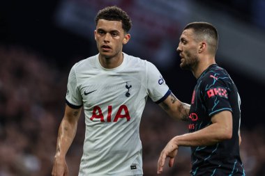 Tottenham Hotspur 'dan Brennan Johnson, Premier League maçında Manchester City' ye karşı Tottenham Hotspur 'un 14 Mayıs 2024' te Londra 'daki Tottenham Hotspur Stadyumu' nda oynadığı maçta Manchester City 'den Mateo Kovaciç' i durdurdu. 