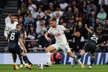 Tottenham Hotspur 'dan Radu Dragusin, Premier League maçında Manchester City' ye karşı Tottenham Hotspur Stadyumu 'nda 14 Mayıs 2024' te oynanan karşılaşmada Manchester City 'den Bernardo Silva' ya faul yaptı. 